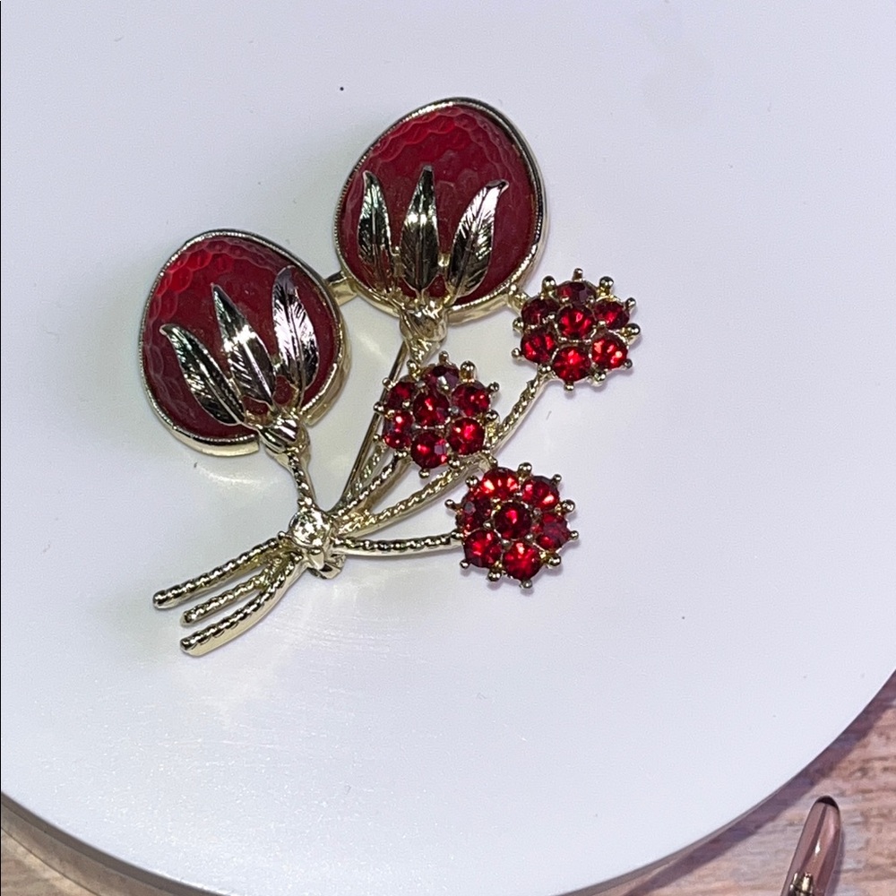 1960s Sarah Coventry vintage brooch red strawberries pin goldtone metal marked - Picture 3 of 11